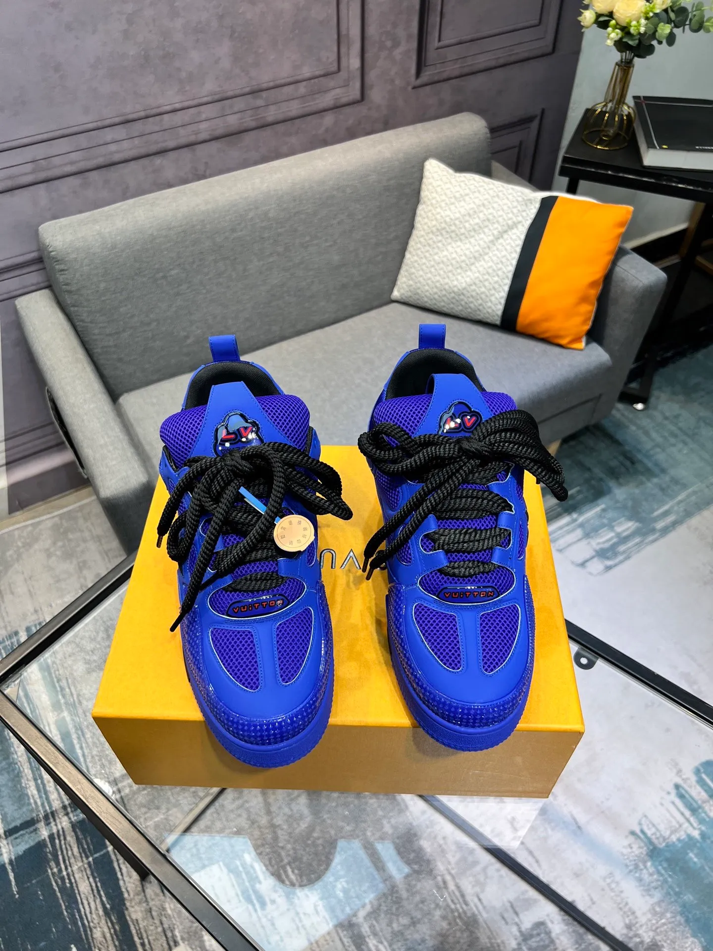 Men's men's shoes💰800 LV top version new style purchasing quality LV~Louis Vuitton LV TRAINER's best-looking sneakers, donkey brand strongly promotes new products, official website limited edition retro basketball sneakers! Both high-top and low-top models spent money to purchase 1:1 accurate reproductions of the originals. The details are invincible and full of sincerity. The imported custom-made original cowhide leather is the same as the original package. The details are 100% restored. The private model customizes the original one-piece TPU outsole. It is different from other brands. Without the original version, this effect cannot be achieved!                Men's and women's models 35-40 39-45 (46 is custom-made and cannot be returned or exchanged)